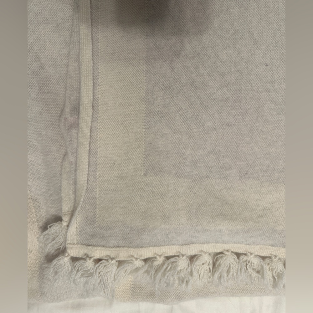 GUC Lilly Pulitzer 100% cashmere scarf wrap in gray/cream one size - Picture 4 of 6